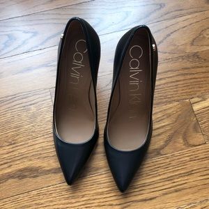 Calvin Klein- Brady Leather Pointed Pump